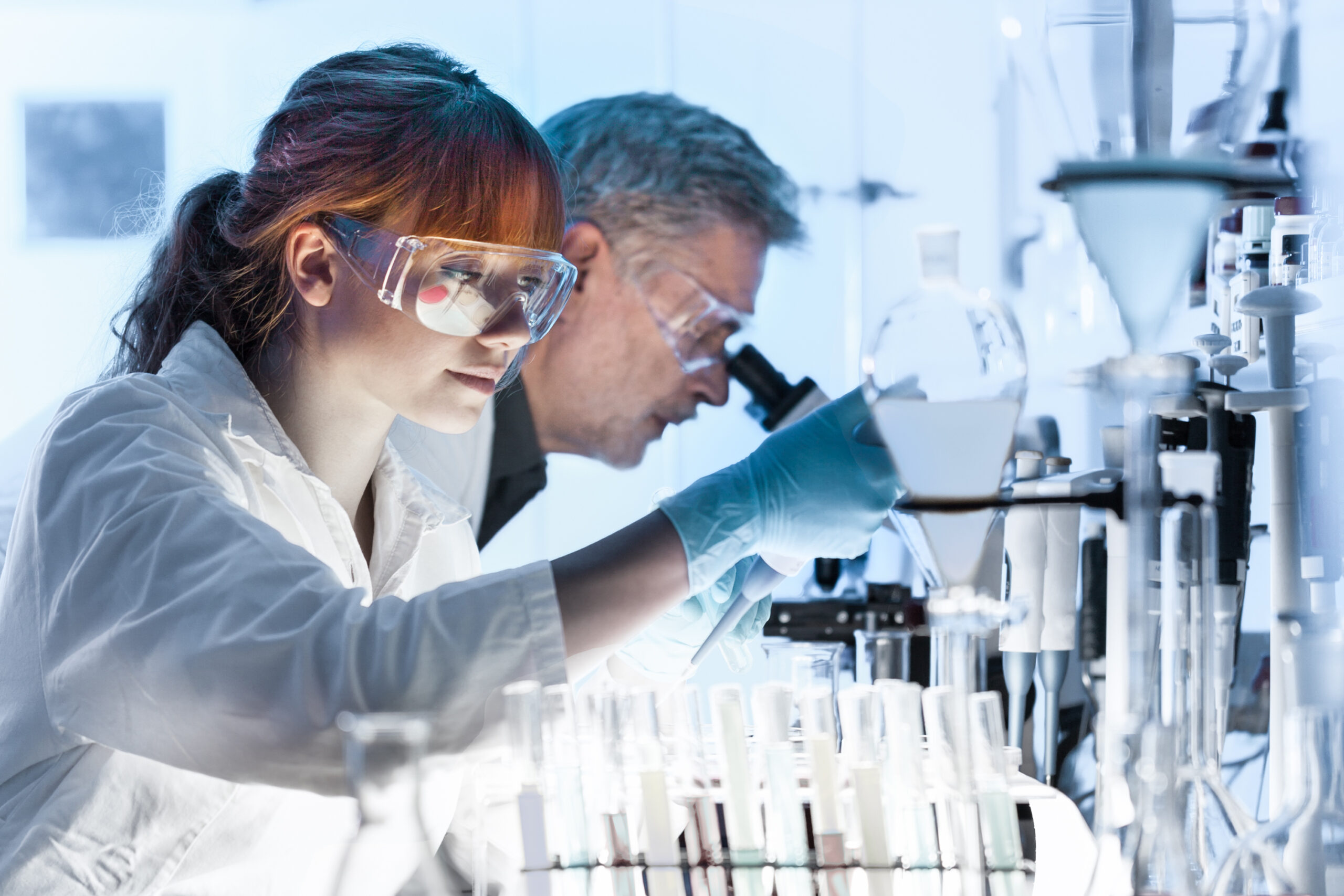 Zwei Wissenschaftler im Labor die Proben untersuchen